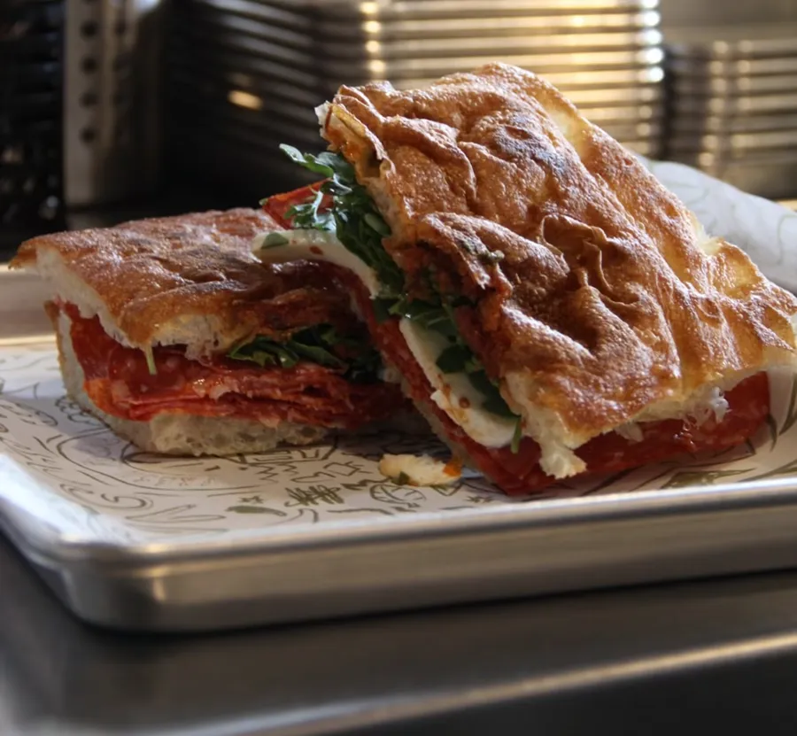 Focaccia Ugo de Vago's con salami, mozzarella y arúgula